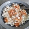 Nordlove: тарелка с белым творогом и дольками мандарина, ярко-оранжевые кусочки на серой тарелке, утренний завтрак без сахара