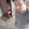 Поворот лица и внимательный взгляд, серый свитер и короткие волосы на фоне коридора — про критику и современную прозу.