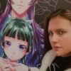 Фотография женщины на фоне яркого аниме-постера с фиолетовыми волосами персонажей и зелеными элементами, акцент на nordlove и сказке о двенадцати дарах Зодиака