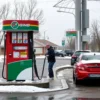 Топливный ажиотаж добрался до Челябинска: цены на бензин растут