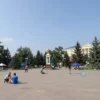 A sunny summer day in Volgograd with people enjoying outdoor activities, showing temperature fluctuations like warm sun and light breeze, no text or symbols on image