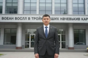A professional man in a suit standing confidently in front of a modern office building with the text 'Смоленский сотрудник УФСИН вошел в тройку лучших начальников кар' displayed prominently in the background. The scene should depict a formal, urban environment with clear signage and a sense of achievement.