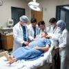 A group of doctors in a hospital setting, assisting a pregnant patient. The scene should depict a professional and caring atmosphere, with medical equipment and a calm environment. The doctors should be wearing medical attire, and the patient should be comfortably positioned, possibly in a hospital bed.